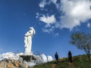 This sculpture made of five 3-meter-high pieces of iron reflects a protest against the inhuman actions taken towards the Kurdish civilians around Iran during the war (Twitter)