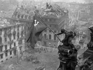  رفع العلم السوفيتي فوق المبنى الرئيسي للرايخستاغ