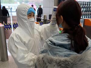 تصاعد التوترات بين بكين وواشنطن عبر تبادل الاتهامات بشأن أصل الفيروس