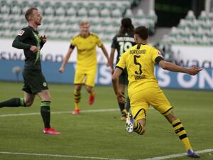 Hakimi (R) celebrates after scoring his team's second goal during the German first division Bundesliga football match Vfl Wolfsburg vs Borussia Dortmund in Wolfsburg, on May 23, 2020. Michael Sohn / POOL / AFP