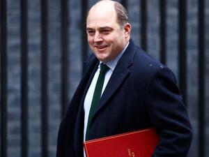  وزير الدفاع البريطاني، بن والاس