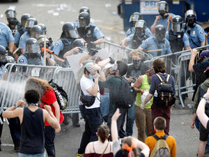 اشتباكات بين محتجين والشرطة صاحبتها عمليات سلب ونهب