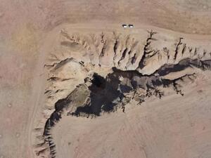  الحفرة بعمق 50 متراً، بين العامين 2013 و2015 في أقصى ريف الرقة الشمالي