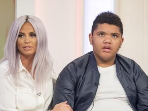 كاتي برايس وابنها