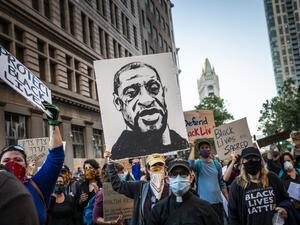US protesters welcomed new charges against Minneapolis officers in the killing of African-American man George Floyd -- but thousands still marched in cities across the country for a ninth straight night, chanting against racism and police brutality. Philip Pacheco / AFP