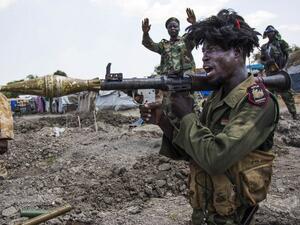 Soldiers of the Sudan People Liberation Army (SPLA) celebrate while standing in trenches in Lelo, outside Malakal, northern South Sudan, on October 16, 2016. (AFP Photo/Albert Gonzalez Farran)