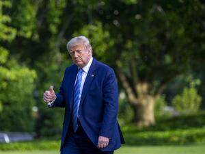 JUNE 14: US President Donald Trump walks on the south lawn of the white house on June 14, 2020 in Washington, DC. Trump, who turned 74 today, is the oldest person to assume the presidency at 70 years and 220 days on Inauguration Day in 2017 Tasos Katopodis/Getty Images/AFP TASOS KATOPODIS / GETTY IMAGES NORTH AMERICA / Getty Images via AFP