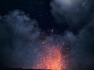 Alexander Schulz broke a new Guinness World Record The German athlete followed by his Brazilian colleague Rafael Bridi, crossed the crater of the Yasur volcano on Tanna Island (Twitter)