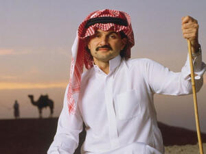 I Exercise in My Kandora! Prince Al-Waleed Bin Talal Caught Jogging in Streets ... and Followers Mock Him (Video)