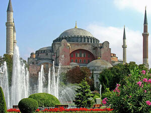 متحف آيا صوفيا باسطنبول الذي كان كنيسة سابقا