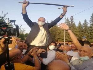 وزير الصحة اللبناني وهو يرقص ضمن مجموعة كبيرة خلال إحدى المناسبات