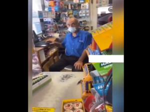 فيديو لرجل مصري يعمل بأحد المتاجر في الولايات المتحدة الأمريكية
