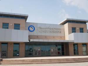 نسبة 95% من طلبة الصف الثاني عشر في مدارس أدنوك يواصلون تعليمهم العالي في الجامعات.
