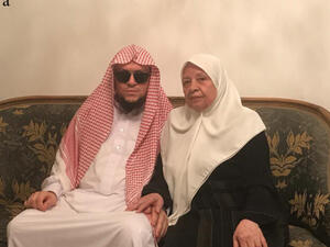 أم حاتم مع ابنها يحيى
