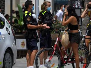 يواصل وباء كوفيد-19 الذي قتل حتى الآن ما لا يقل عن 590 ألف شخص حول العالم