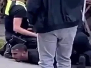 علق السفير الجزائري لدى بلجيكا، على وفاة الشاب قائلا: "يجب توضيح بعض عناصر القضية".