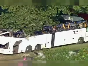 وأغلقت الشرطة منطقة الحادث ضمن إجراءات عملية لتحرير الرهائن.