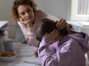 يمكن أن يتوقف المراهق عن جميع أنشطته الاجتماعية بسبب الخوف من الإحراج وسط أقرانه