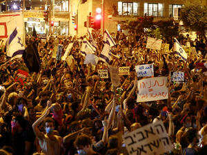 وطالت الاحتجاجات عددا من المدن بينها قيساريا التي تحتضن المنزل الشخصي لنتنياهو