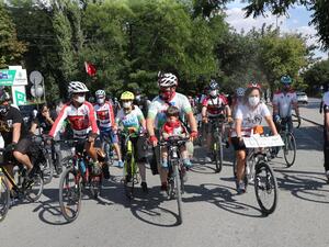 Ankara Bicycle and Nature Sports Association members (ABIDOSD) wearing protective masks ride in Ankara streets on July 26, 2020, to draw attention to the death of Umut Gunduz who died in a traffic accident while riding a bicycle. Adem ALTAN / AFP
