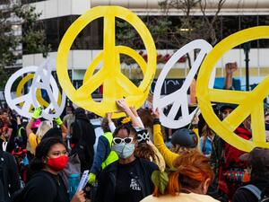 Protesters hold peace signs in support of Black Lives Matter on July 25, 2020 in Oakland, California. Demonstrators in Oakland gathered to protest in solidarity with Portland protests. Natasha Moustache/Getty Images/AFP