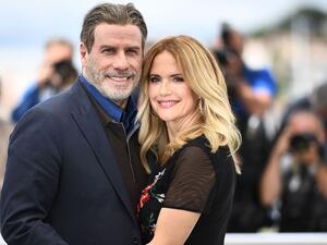 جون ترافولتا وزوجته