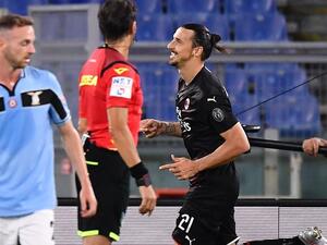 إبراهيموفيتش يحتفل بهدفه