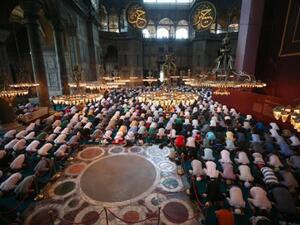 The square-shaped area in the Hagia Sophia Mosque, where no carpet was laid, was the crowning area of ​​the emperors and was left empty for its historical memory (Twitter)