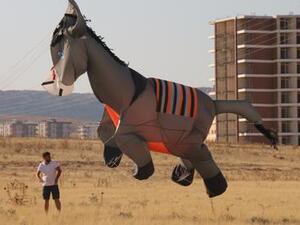 Zahit Mungan, the 28-year-old kitemaker (Twitter)