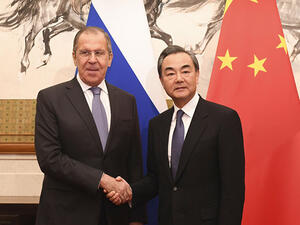وزير الخارجية الصيني وانغ يي ونظيره الروسي سيرغي لافروف