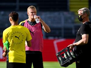 This year and because of the COVID-19 epidemic, many football leagues resumed during the summer, when heat increases, and where cooling break applied. (Photo: AFP)