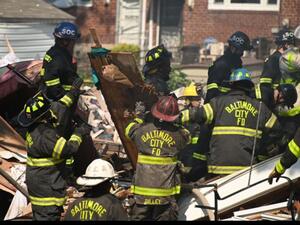 وأظهرت صور بثتها قنوات تلفزيونية قطاعا من صف من المنازل وقد سوي بالأرض وتناثر الحطام حوله.