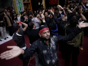 يتحدى الزوار الشيعة الجمعة في العراق دعوات السلطات الدينية إلى التزام الحجر الصحي