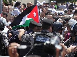 Jordanian teachers clash with security forces during a protest in the capital Amman on September 5, 2019. (Khalil MAZRAAWI / AFP)