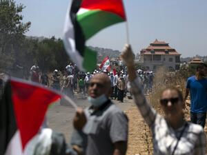 Palestinians march in the village of Turmus Aya, north of Ramallah in the occupied West Bank, during a protest march against the building of Israeli settlements, on August 7, 2020. ABBAS MOMANI / AFP