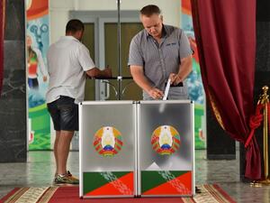 A man casts his ballot at a polling station during the presidential election in Minsk on August 9, 2020. Sergei GAPON / AFP
