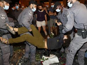 Police remove protesters blocking a main road during a demonstration against the Israeli government near the Prime Minister's residence in Jerusalem on August 16, 2020. JACK GUEZ / AFP