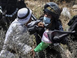 A Palestinian protester argues and scuffles with an Israeli soldier, mask-clad due to the COVID-19 coronavirus pandemic, near the village of Shoufah, southeast of Tulkarm in the occupied West Bank on August 20, 2020, amidst a protest against the clearing of lands to expand Israeli settlements. JAAFAR ASHTIYEH / AFP