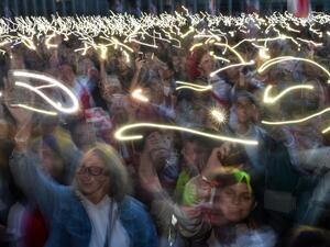 Opposition supporters hold their mobile phones with flashlights on during a rally to protest against disputed presidential elections results in Minsk on August 25, 2020. Sergei GAPON / AFP