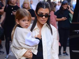 كورتني كارداشيان وابنها رين