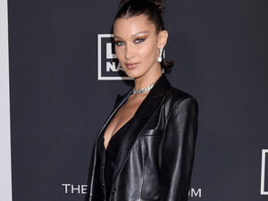 Hadid put on a sleek black cat-eye with a flawless glam look