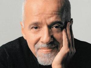 الروائي البرازيلي باولو كويلو يحتفل بميلاده الـ73