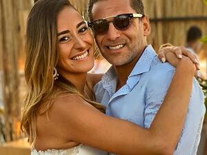أمينة خليل تتعرض لهجوم شديد بسبب صورة بالمايوه برفقة خطيبها