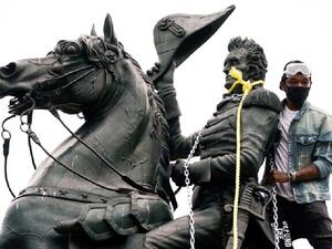 المتظاهرون يسقطون نصبا تذكاريا لأول رئيس وزراء في كندا، جون ماكدونالد (1815-1891)