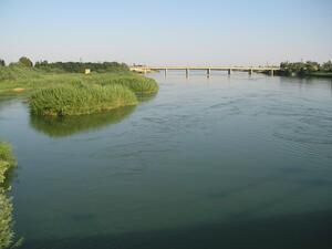 نهر الفرات يعبر دير الزور