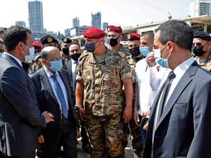 الرئيس اللبناني خلال جولة تفقدية في موقع الانفجار بمرفأ بيروت