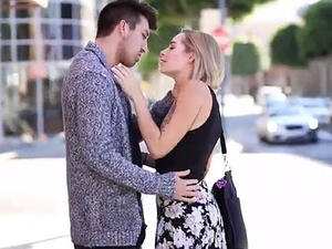 قبلة في الشارع