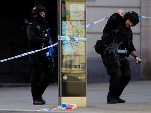 المحققين يقومون بتفتيش عنوانين آخرين في كامبريدج.