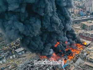 وقال الجيش اللبناني إنه استخدم طائراته الهليكوبتر للمساعدة في إخماد حريق اندلع في مرفأ بيروت.