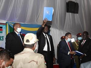South Sudan President Salva Kiir (C) holds up the document of the signing between the rebel groups and the government during the singing of the Sudan peace deal with the rebel groups in Juba, South Sudan, on August 31, 2020. Sudanese leaders and rebel commanders agreed on August 31, 2020, on a "historic" peace deal, a crucial step towards ending 17 years of conflict in which hundreds of thousands of people were killed. Akuot Chol / AFP